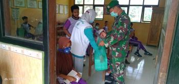 Anak Sekolah Dapat Snack higienis Dari Anggota Satgas TMMD 110 Bojonegoro